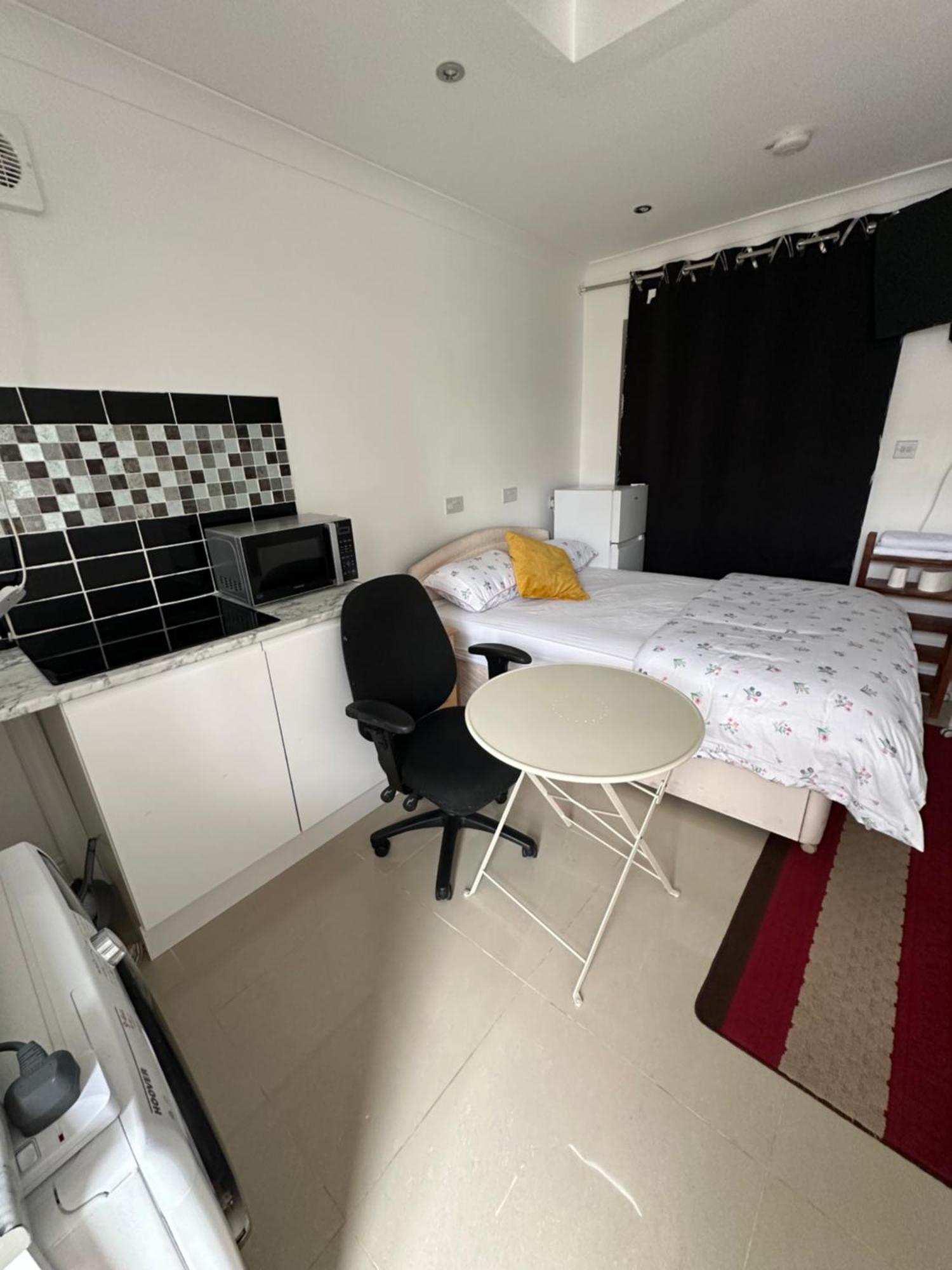 Luxury Ensuite Studio In Crayford Dartford Bexley London With Full Kitchen And Side Garden Alleyway Entrance Erith Exterior photo