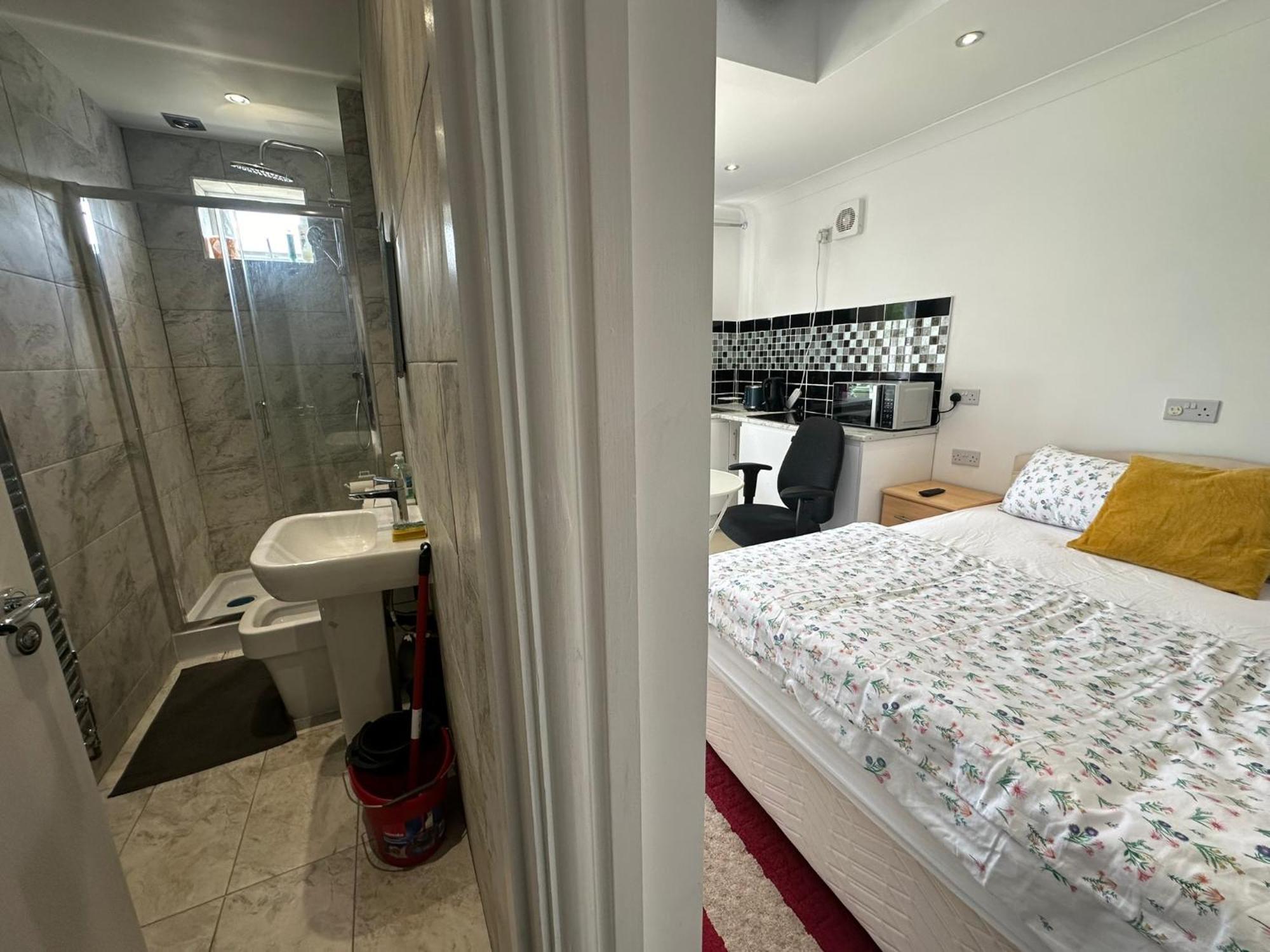 Luxury Ensuite Studio In Crayford Dartford Bexley London With Full Kitchen And Side Garden Alleyway Entrance Erith Exterior photo