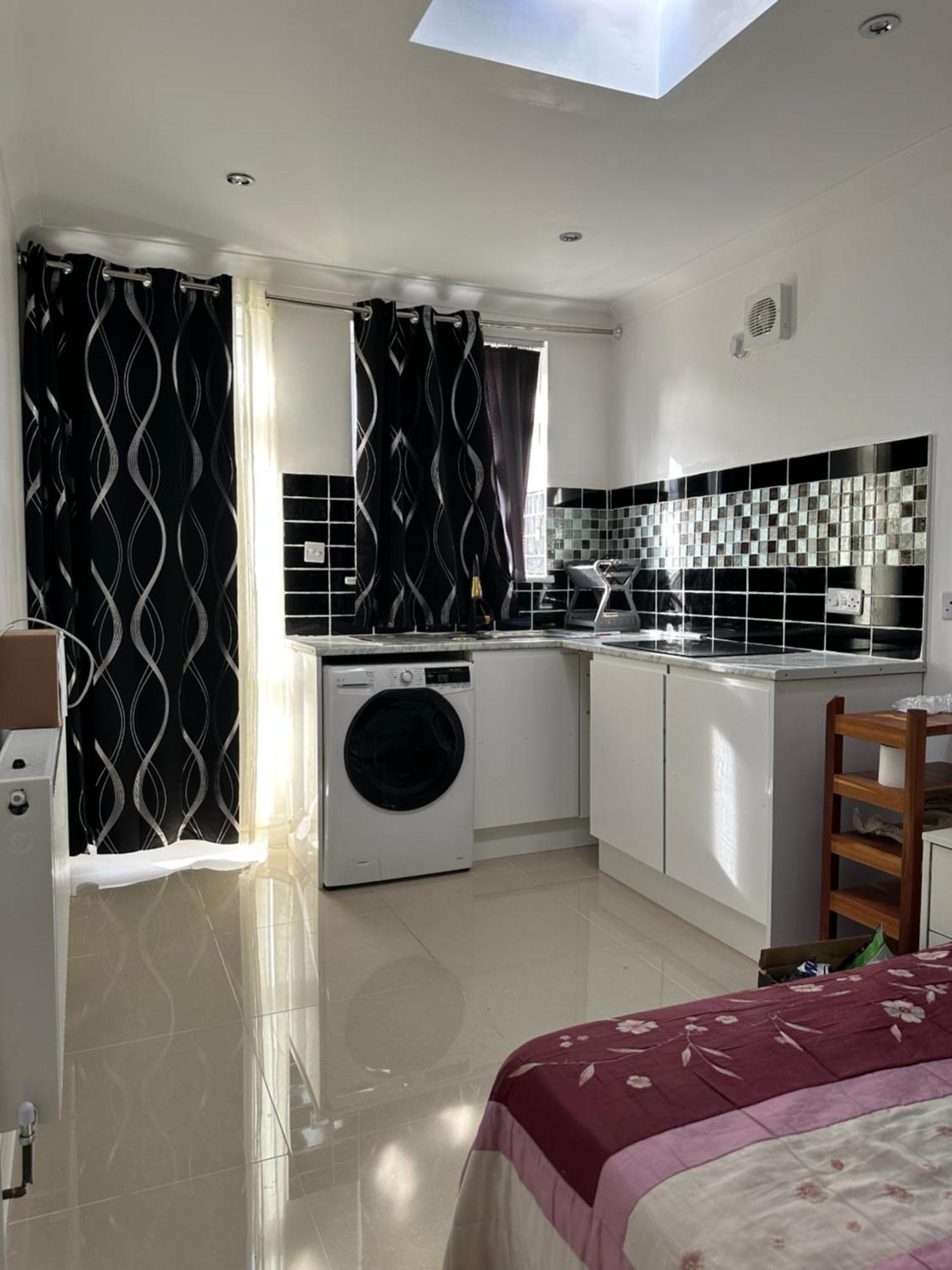 Luxury Ensuite Studio In Crayford Dartford Bexley London With Full Kitchen And Side Garden Alleyway Entrance Erith Exterior photo